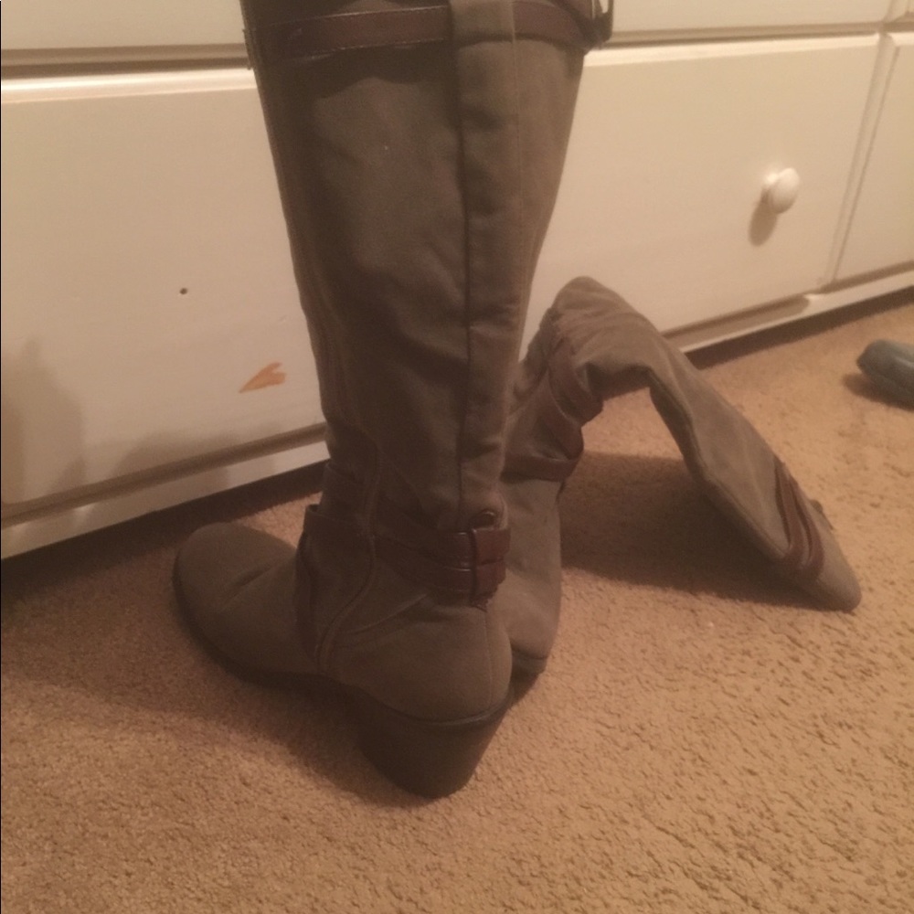 Boots - Picture 4 of 6